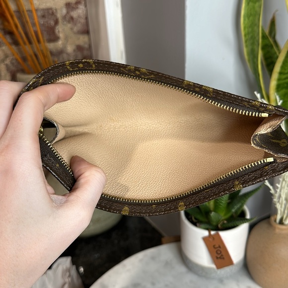 Louis Vuitton Monogram Bucket Pouch - Picture 13 of 15